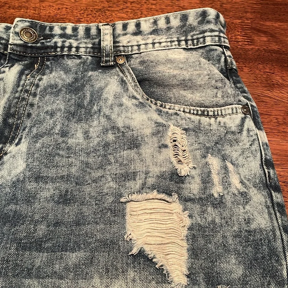 Carbon Relaxed acid washed distressed denim shorts